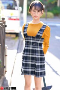 浅井心晴 3度の飯よりAV好き スケベ美少女の初体験