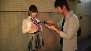 ナンパ初撮り！制服美少女が初めての手マン潮吹きに大興奮